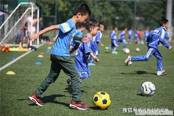 工作了还能学足球吗？成年人足球入门全指南